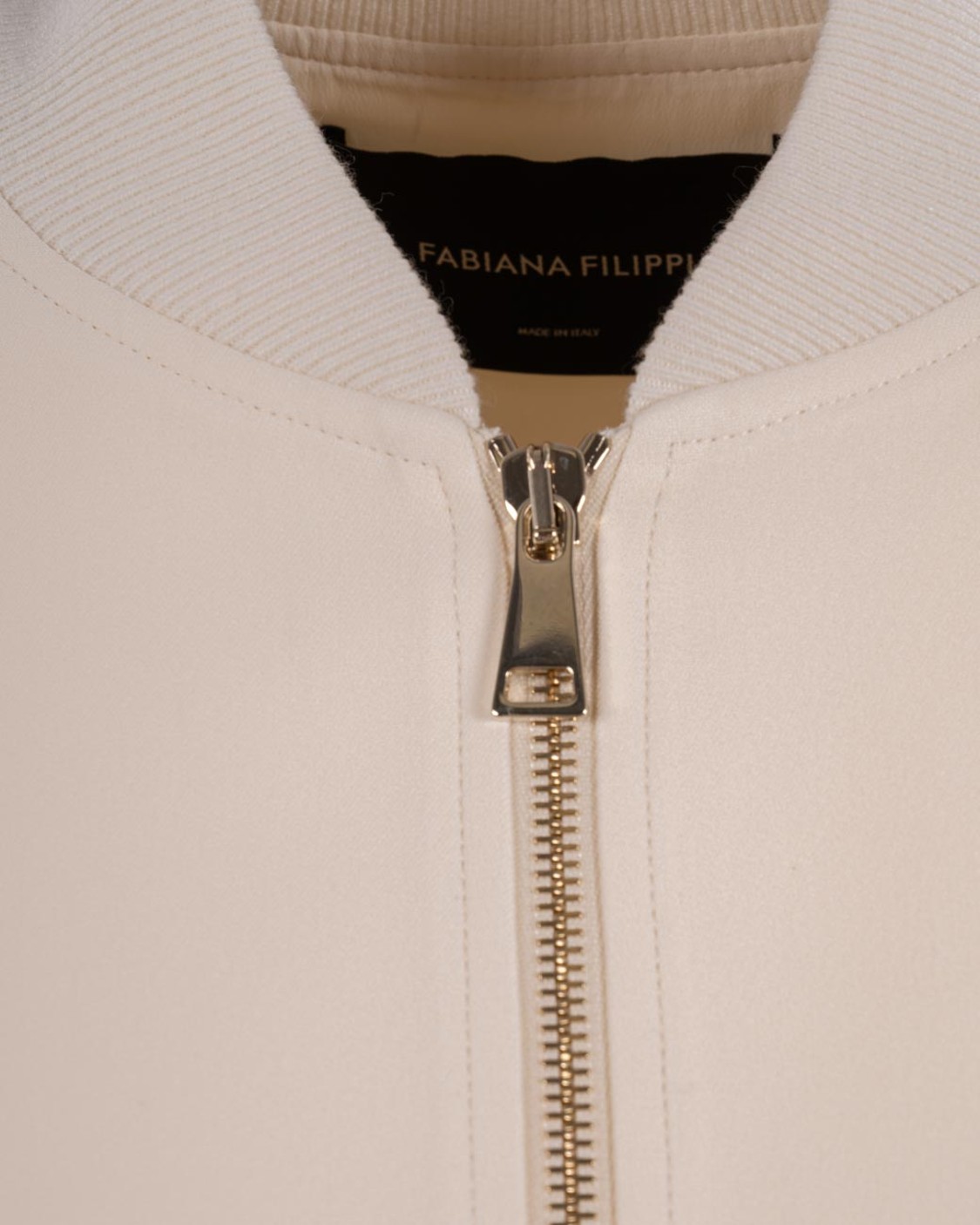 shop FABIANA FILIPPI  Bomber: Fabiana Filippi bomber in jersey.
Trama jersey.
Chiusura frontale con zip a doppio cursore.
Colletto basso a coste.
Maniche con spalle scese.
Maniche lunghe.
Orli elasticizzati.
Due tasche a filetto laterali.
Orlo con coulisse.
Composizione: 50% Acetato, 50% Viscosa.
Made in Italy.. GCD215F215 L580-0145 number 2092970